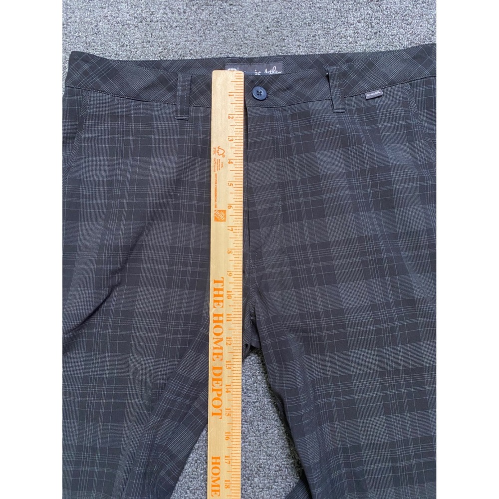 Travis Mathew Golf Shorts Gray Plaid Mens 32 Performance Stretch Flat Front Prep - Picture 3 of 6